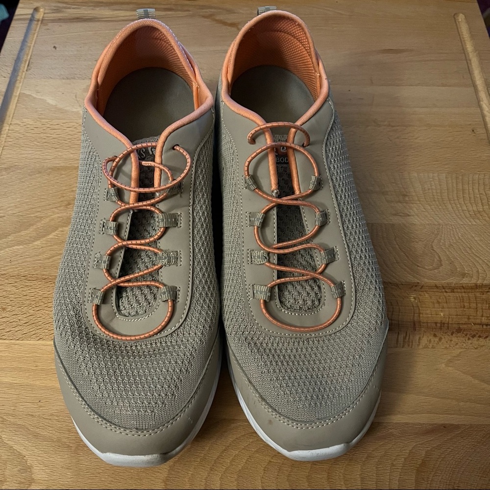 WOMEN’S SIZE 10 TONY LITTLE CHEEKS TAN PEACH KNIT SLIP-ON TRAINERS